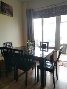 Phòng ăn chung cư Bưu Điện Quận 10 Căn hộ chung cư Bưu điện trung tâm quận 10, ban công cây xanh.