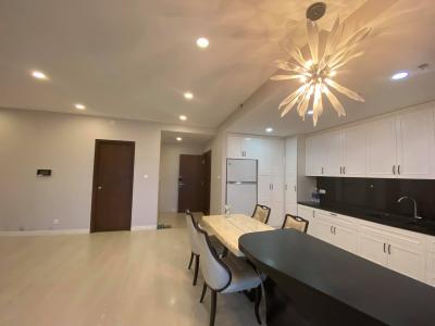 Phòng khách Sunrise City, Quận 7 Căn hộ Sunrise City tầng trung, ban công hướng Nam, view hồ bơi.