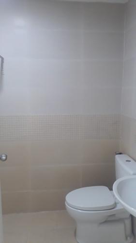 Phòng tắm Oriental Plaza, Tân Phú Căn hộ Oriental Plaza nội thất cơ bản, ban công hướng Đông Nam.