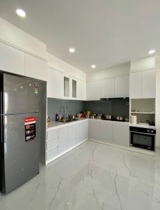 Phòng bếp Kingston Residence, Phú Nhuận Căn hộ tầng trung Kingston Residence ban công hướng Tây.