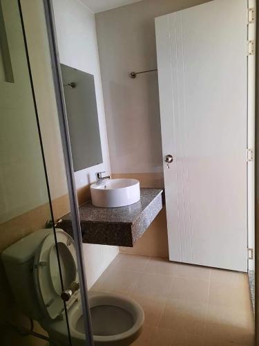 phòng vệ sinh căn hộ diamond riverside Căn hộ Diamond Riverside tầng cao, view thoáng mát.