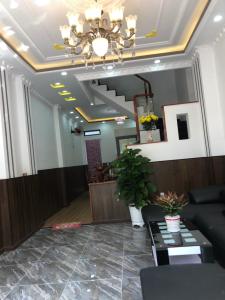 Phòng khách Nhà phố cửa chính hướng Tây, khu dân cư an ninh hiện hữu.