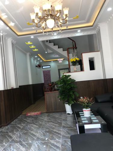 Phòng khách Nhà phố cửa chính hướng Tây, khu dân cư an ninh hiện hữu.