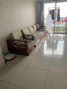 Phòng khách Phú Thạnh Apartment, Tân Phú Căn hộ Phú Thạnh Apartment tầng trung, ban công hướng Đông.