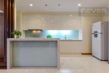 Phòng bếp gam màu trắng chủ đạo Căn góc Vinhomes Central Park tầng cao C1 view trực diện sông