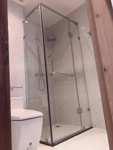 Toilet căn hộ LÉMAN LUXURY APARTMENT Cho thuê căn hộ Léman Luxury Apartment, 1 phòng ngủ, diện tích 75m2, đầy đủ nội thất