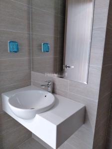 Phòng tắm căn hộ Vinhomes Grand Park Căn hộ tầng cao Vinhomes Grand Park nội thất cơ bản, view thành phố.
