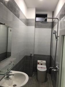 Phòng tắm nhà phố Quận 2 Bán nhà phố Đường số 33, nội thất cơ bản, sổ hồng đầy đủ.