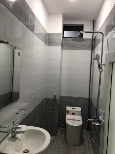 Phòng tắm nhà phố Quận 2 Bán nhà phố Đường số 33, nội thất cơ bản, sổ hồng đầy đủ.