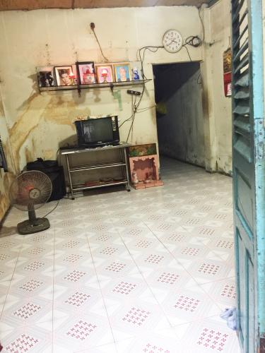 Phòng khách nhà hẻm Quận 4 Bán nhà hẻm thông đường 42, phường 4, Quận 4, sổ hồng, cách đường Khánh Hội 300m