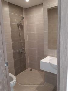 Toilet Vinhomes Grand Park Quận 9 Căn hộ Vinhomes Grand Park tầng 12, view thành phố.
