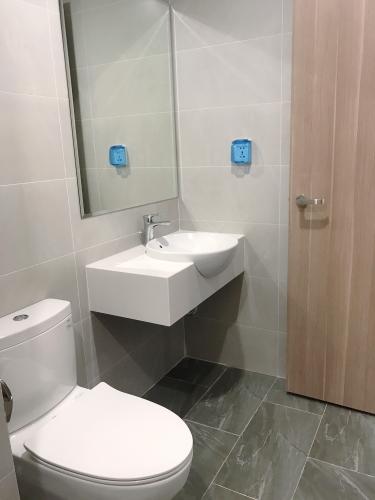 Phòng tắm căn hộ Vinhomes Grand Park Căn hộ Vinhomes Grand Park bàn giao hoàn thiện, không có nội thất.