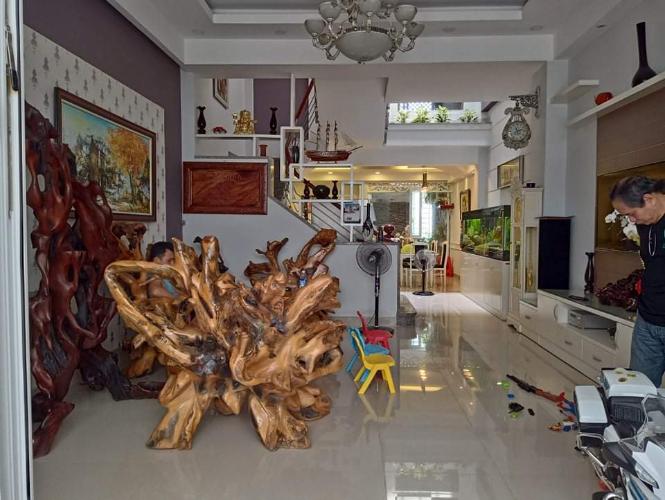 Phòng khách nhà phố Nhà Bè Bán nhà cách Bệnh viện Nhà Bè hơn 500m, nội thất cơ bản.