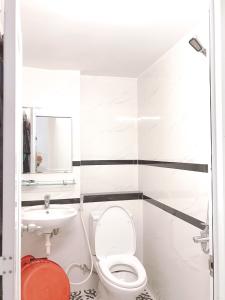 Phòng tắm nhà phố Nhà phố trung tâm Tân Phú hướng Nam, hẻm xe ba gác.