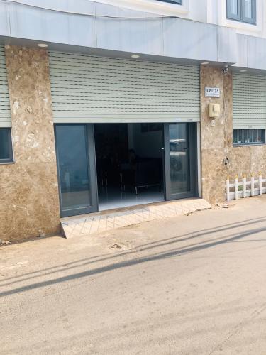 Cổng nhà Hoàng Hoa Thám, Bình Thạnh Nhà Hoàng Hoa Thám Bình Thạnh, nội thất gỗ, sân thượng thoáng mát.