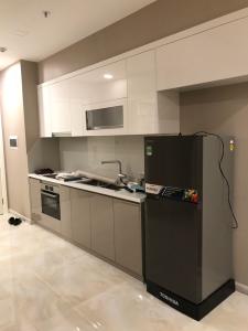 Phòng ăn và bếp căn hộ Vinhomes Golden River Cho thuê căn hộ Vinhomes Golden River 1PN, diện tích 46m2, đầy đủ nội thất, hướng ban công Tây Nam