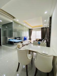 Bàn ăn căn hộ Sunrise Riverside Bán căn hộ tầng cao Sunrise Riverside có view hồ bơi nội khu thoáng mát, nội thất đầy đủ, dọn vào ở ngay.