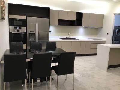 Phòng bếp căn hộ Sarica Condominium Căn hộ Sarica Condominium cửa hướng Nam, view thành phố sầm uất.