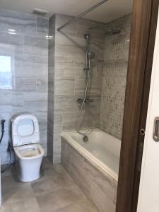 toilet căn hộ KINGDOM 101 Bán căn hộ 3PN Kingdom 101 Quận 10, tầng 21, không có nội thất, view thành phố