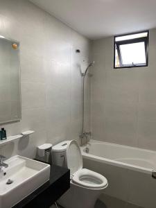 phòng vệ sinh căn hộ mizuki park Căn hộ Mizuki Park tầng trung, ban công rộng rãi, thoáng mát.