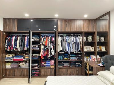 Tủ quần áo căn hộ Vista Verde Bán căn hộ Vista Verde nội thất đầy đủ với phong cách sáng tạo.