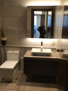 Phòng tắm căn hộ Sarica Condominium Căn hộ Sarica Condominium cửa hướng Nam, view thành phố sầm uất.