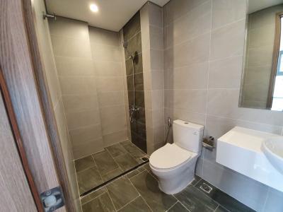 Toilet Vinhomes Grand Park Quận 9 Căn hộ Vinhomes Grand Park tầng cao, view sông Tắc yên bình.
