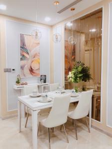 bàn ăn Căn hộ Vinhomes Golden River tầng cao, view  lộng gió.