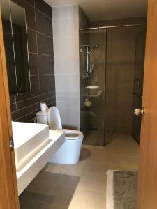Toilet Sunrise City, Quận 7 Căn hộ Sunrise City tầng cao, ban công hướng nội khu thoáng mát.