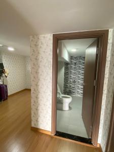 Phòng tắm La Astoria, Quận 2 Căn hộ Duplex La Astoria tầng trung, view thành phố.