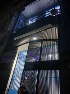 Bán nhà phố 2 tầng hẻm đường Trần Xuân Soạn, phường Tân Hưng, quận 7, diện tích đất 40m2, ban công hướng Đông, không có nội thất.