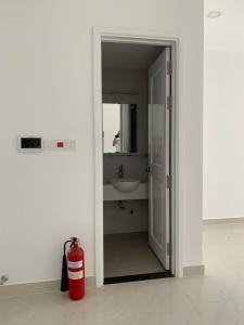 phòng vệ sinh căn hộ sài gòn mia Bán căn hộ tầng trung Saigon Mia chưa bàn giao, ban công thoáng mát.