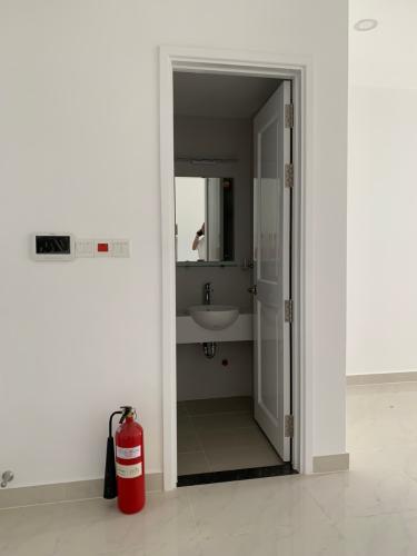 phòng vệ sinh căn hộ sài gòn mia Bán căn hộ tầng trung Saigon Mia chưa bàn giao, ban công thoáng mát.