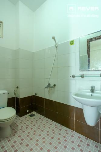 Toilet nhà phố Quận 2 Cho thuê nhà mặt tiền Đường số 19, Quận 2, kết cấu 4 tầng, cách Cầu Sài Gòn 300m