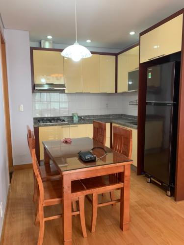 Phòng bếp căn hộ The Manor Căn hộ The Manor nội thất cơ bản, ban công hướng Tây Nam.