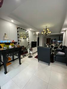  Phòng khách căn hộ The Gold View Bán căn hộ The Gold View thuộc tầng trung, 2 phòng ngủ, diện tích 85m2, đầy đủ nội thất.