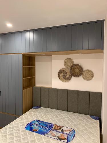 Phòng ngủ SSR Căn hộ Saigon South Residence, ban công hướng Nam, đầy đủ nội thất