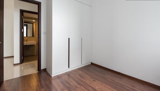 Phòng ngủ căn hộ One Verandah Căn hộ One Verandah nội thất cơ bản, sàn lót gỗ, nhiều cửa kính.