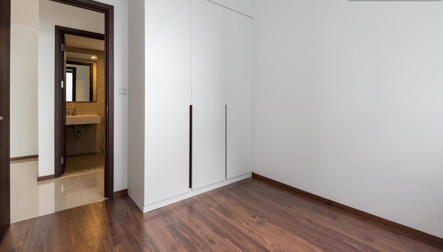 Phòng ngủ căn hộ One Verandah Căn hộ One Verandah nội thất cơ bản, sàn lót gỗ, nhiều cửa kính.