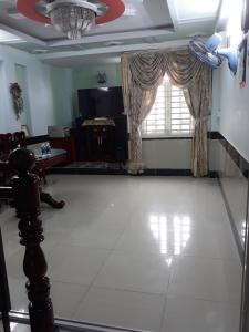 Nhà phố Lâm Thị Hồ quận 12 Nhà phố hướng Nam hẻm oto, sổ hồng riêng, nội thất cơ bản.