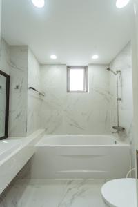 Phòng tắm căn hộ Saigon South Residence Cho thuê căn hộ 3PN, diện tích 104m2, đầy đủ nội thất, view nội khu toàn cảnh dự án Saigon South Residence.