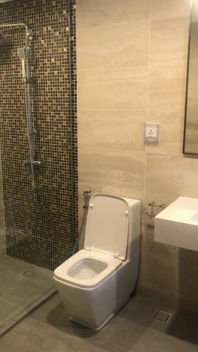 PHÒNG TẮM căn hộ One Verandah Căn hộ One Verandah nội thất cơ bản, ban công thoáng mát.