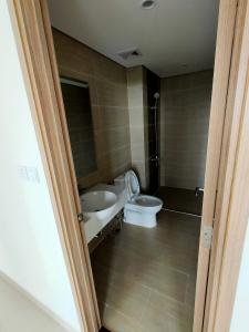 Toilet Vinhomes Grand Park Quận 9 Căn hộ Vinhomes Grand Park tầng trung nội thất cơ bản, view thành phố và sông.