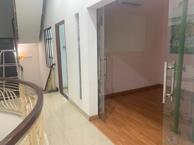 Tầng trên nhà phố Mai Văn Ngọc, Phú Nhuận Nhà mặt tiền Phú Nhuận, diện tích rộng, nội thất cơ bản.