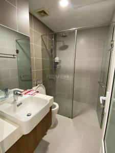 Phòng tắm căn hộ Xi Grand Court Căn hộ Xi Grand Court đầy đủ nội thất, cửa chính hướng Đông Nam.