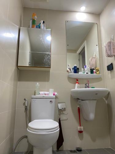 Phòng tắm M-One Nam Sài Gòn, Quận 7 Căn hộ M-One Nam Sài Gòn tầng trung, hướng Tây Nam.