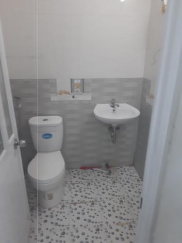 Phòng tắm nhà phố Bình Tân Nhà phố hướng Đông Bình Tân diện tích đất 4.5mx10m, hẻm 3m.