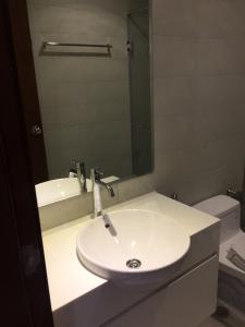 Căn hộ Vinhomes Central Park, Bình Thạnh Căn hộ Vinhomes Central Park hướng Tây, view nội khu thoáng mát.