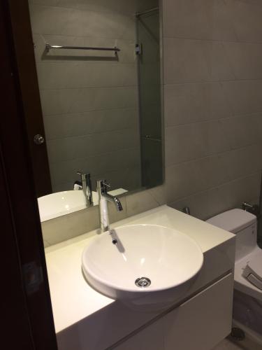 Căn hộ Vinhomes Central Park, Bình Thạnh Căn hộ Vinhomes Central Park hướng Tây, view nội khu thoáng mát.