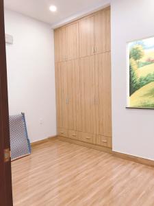 Phòng ngủ nhà phố Nhà phố trung tâm Tân Phú hướng Nam, hẻm xe ba gác.